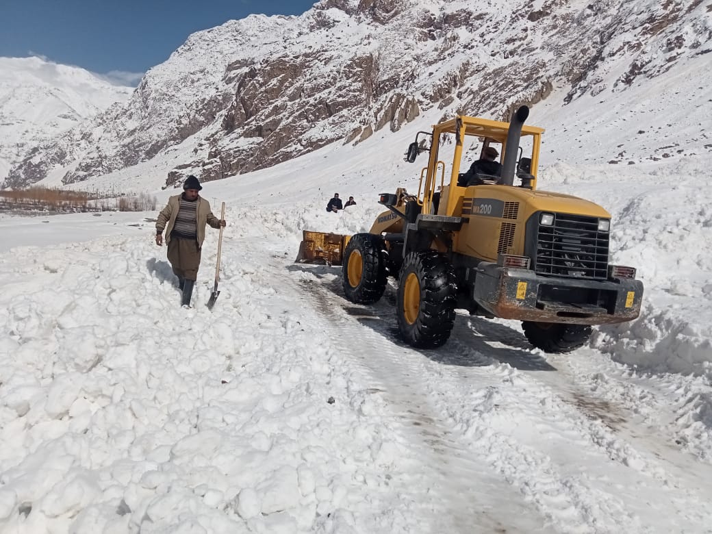pamirtimes's tweet photo. B&amp;R Department District #Ghizer has started removal of snow from the road to #Darkut Valley, Yasin. 

The snow removal was started after clips of locals carrying a patient and walking for long distances to reach hospital went viral on social media. #GilgitBatlistan https://t.co/AeyxMUBont