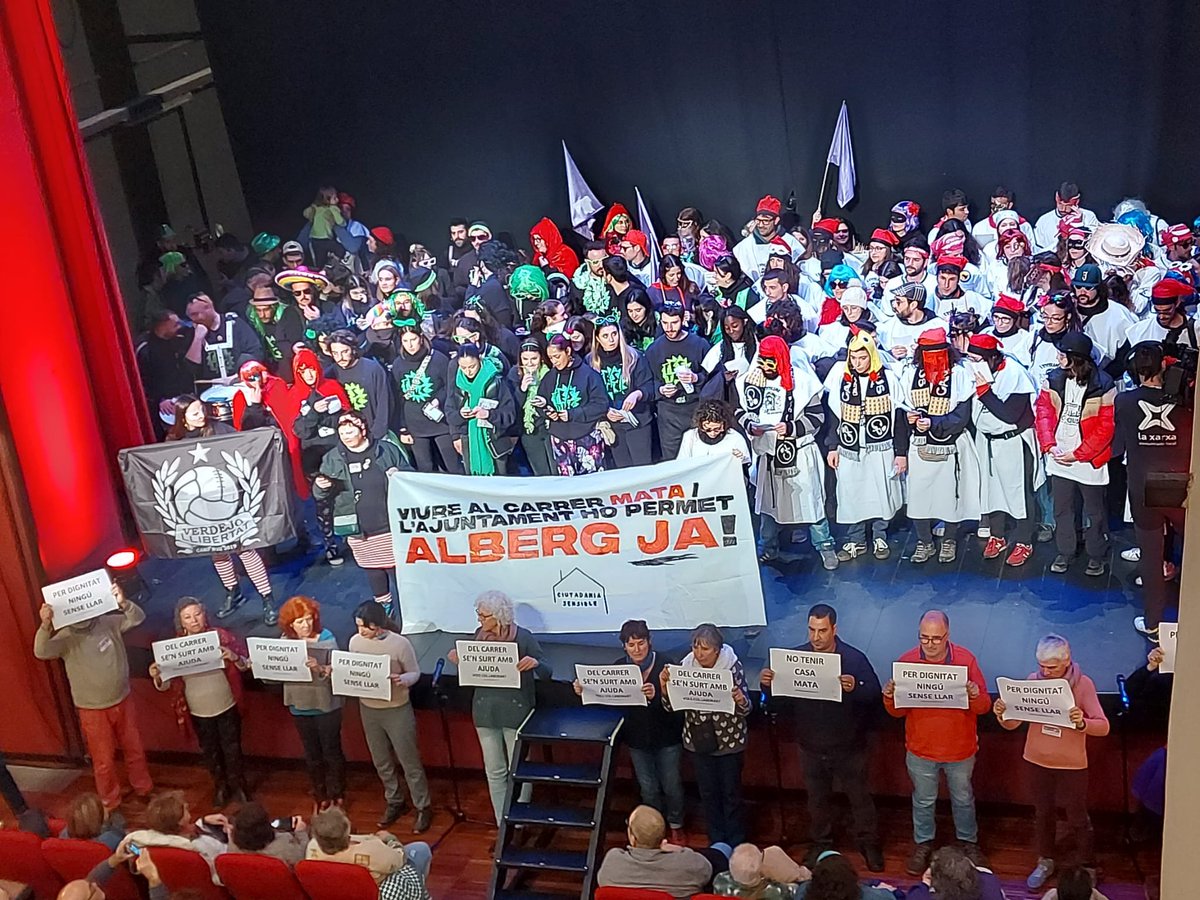 Que la sàtira sigui un altaveu per la crítica social, un clàssic del nostre Carnaval. Una abraçada a tothom que va pujar a l'escenari ahir per #Coros. 😉

Bon <a href="/VIDALOT_VNG/">VIDALOT</a> i ànims, que encara queda Carnaval! 🥳