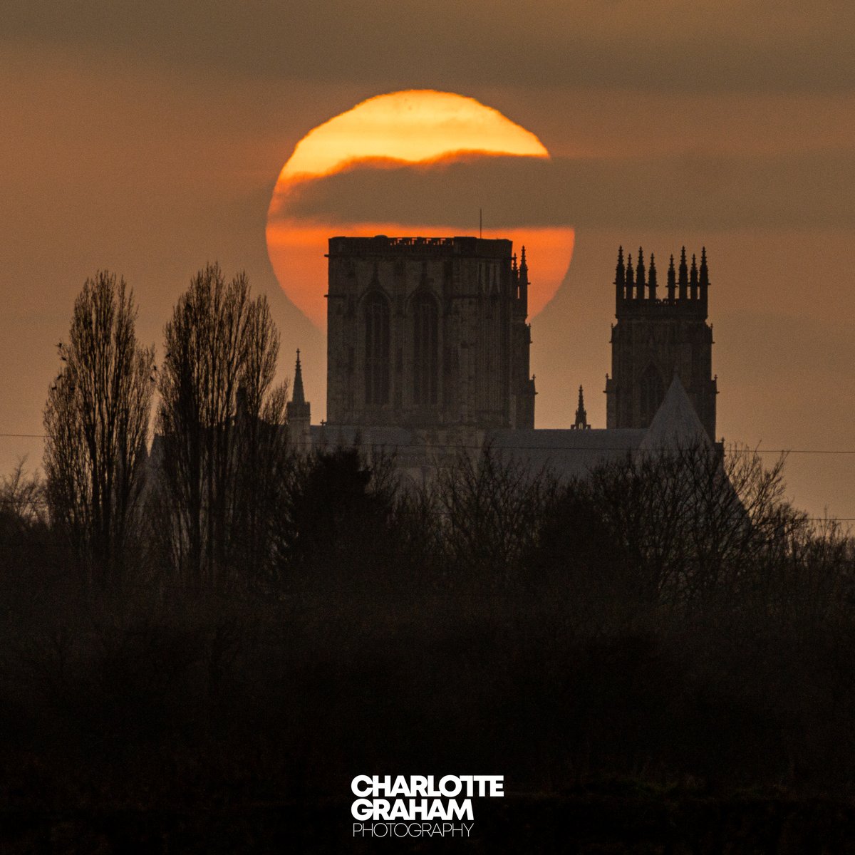 Well there is #Something you do not see every #Day #Sunset over #yorkminster #York #Yorkshire #Sunset #Weather #tuesdaymotivation #Onlyinyork