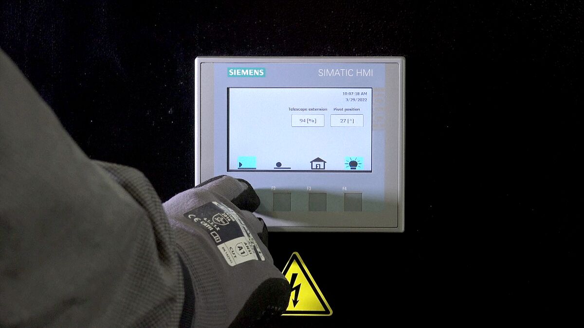 Caljan_Group's tweet photo. Loading a trailer is physically demanding. Even with relevant #ergonomic aids, it's not a task everyone can do. So why not automate?

Drop by the Caljan booth at #ProMat2023 and talk through your challenges with a #loosecargo specialist. https://t.co/BT6dvlsKr0