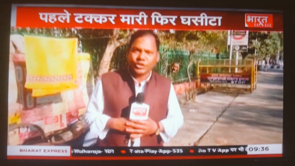 anujjournalist1's tweet photo. लखनऊ में हैरान करने वाली घटना हुई है, यहां एक फॉर्च्यूनर ने ई-रिक्शा को टक्कर मारी, फिर चालक को खिड़की से लटकाकर घसीटा.. https://t.co/zhFoX4tfyP