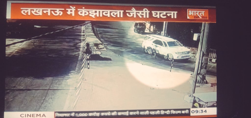 anujjournalist1's tweet photo. लखनऊ में हैरान करने वाली घटना हुई है, यहां एक फॉर्च्यूनर ने ई-रिक्शा को टक्कर मारी, फिर चालक को खिड़की से लटकाकर घसीटा.. https://t.co/zhFoX4tfyP