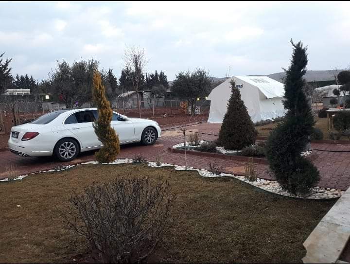 VedatYenerer's tweet photo. AFAD Ekibini ayağına çağırıp, bahçesine çadır kurduran 27 TR 708 plakalı Mercedes sahibi kim?
Dağlar taşlar dile geldi de, 
Gaziantep valisinden ses gelmedi.. https://t.co/4cATVjGgRB