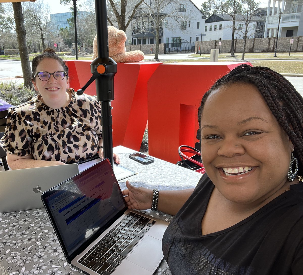 TheMrsHillary's tweet image. I love getting assigned projects with someone in my area. Working lunch it is ♥️ #RSSP #engage2Learn @sarah_mallette1