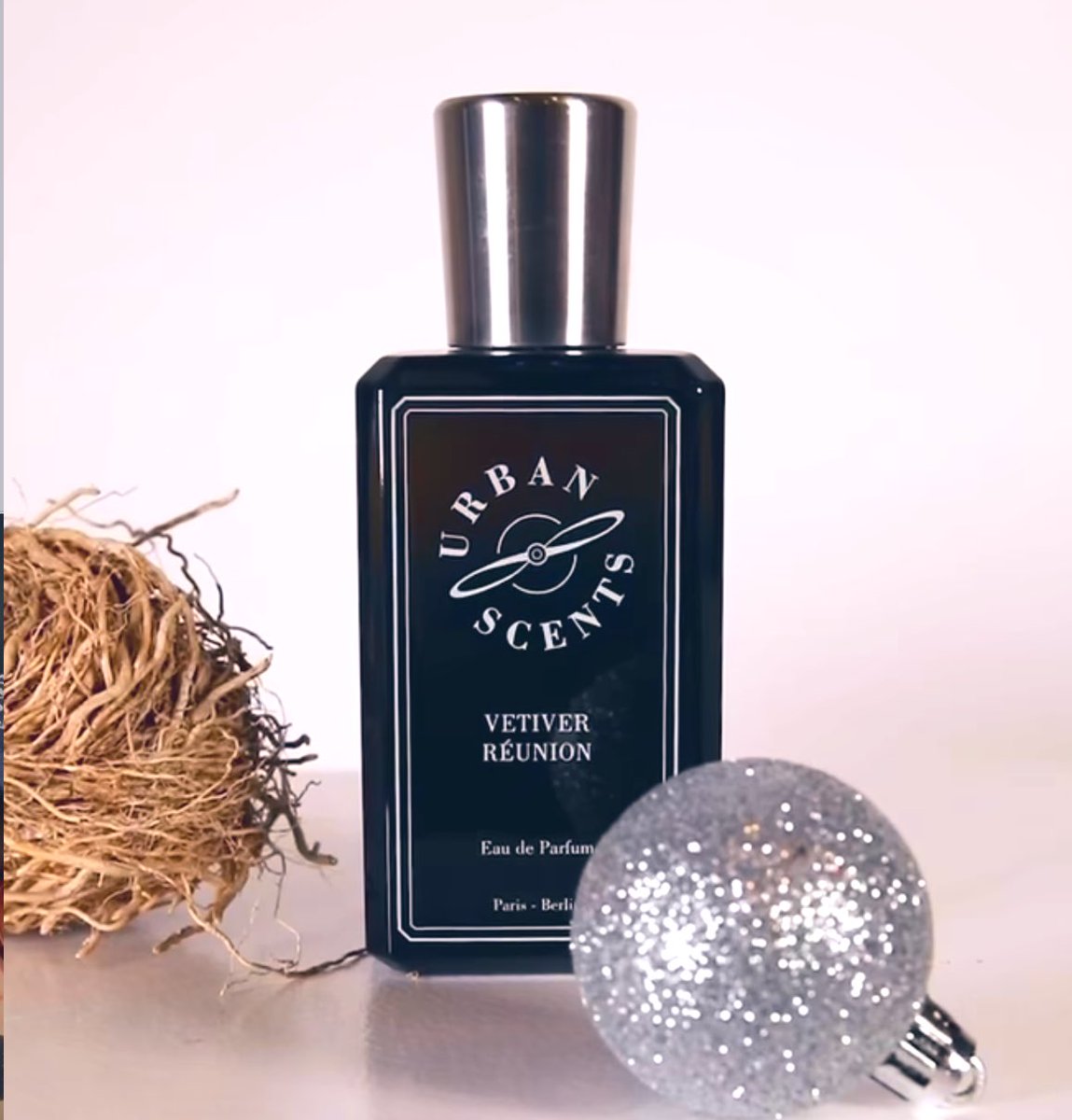 ،

                           URBAN SCENTS
                               Paris - Berlin
                            Vetiver Reunion
      
                          ربيع الاخشاب والازهار 
                   مصنف كتحفة عصرية عطرية

    #رابطة_عشاق_العطور