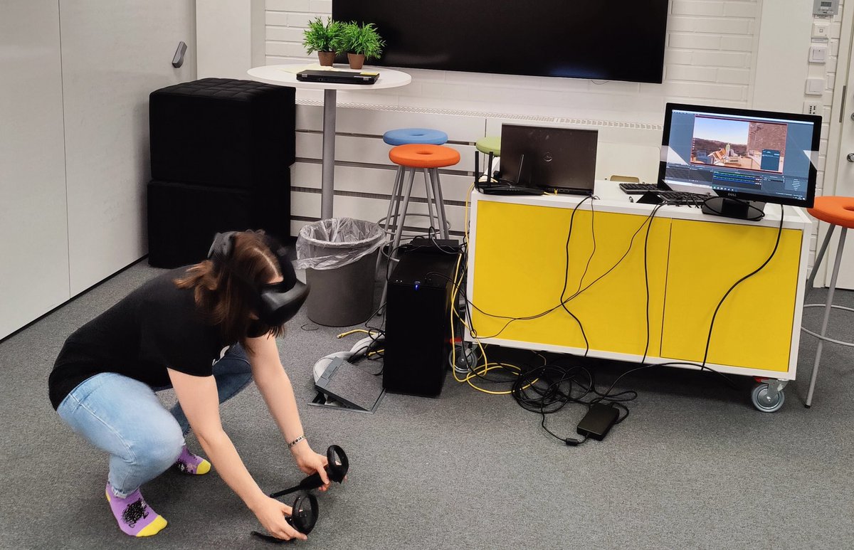 Just another day at work (adjusting floor level in VR) @LeaF_UniOulu #socialVR #research #datacollection