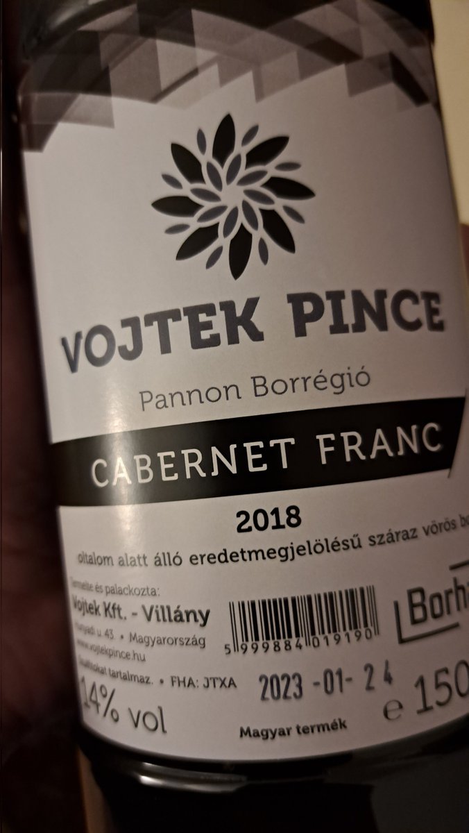 juteszembe's tweet photo. Újra volt #Vojtek szőlőlé Borhálóban... nem is tudom, kb fél-egy éve hiányzott... legalábbis innen... vagy csak elkerülte figyelmem... 🙃 Nagy kedvenc volt a sorozat, bele is nyalok, felidézem mit kedveltem benne... 🤣 🥳 🍷 https://t.co/xGvWbmsms0