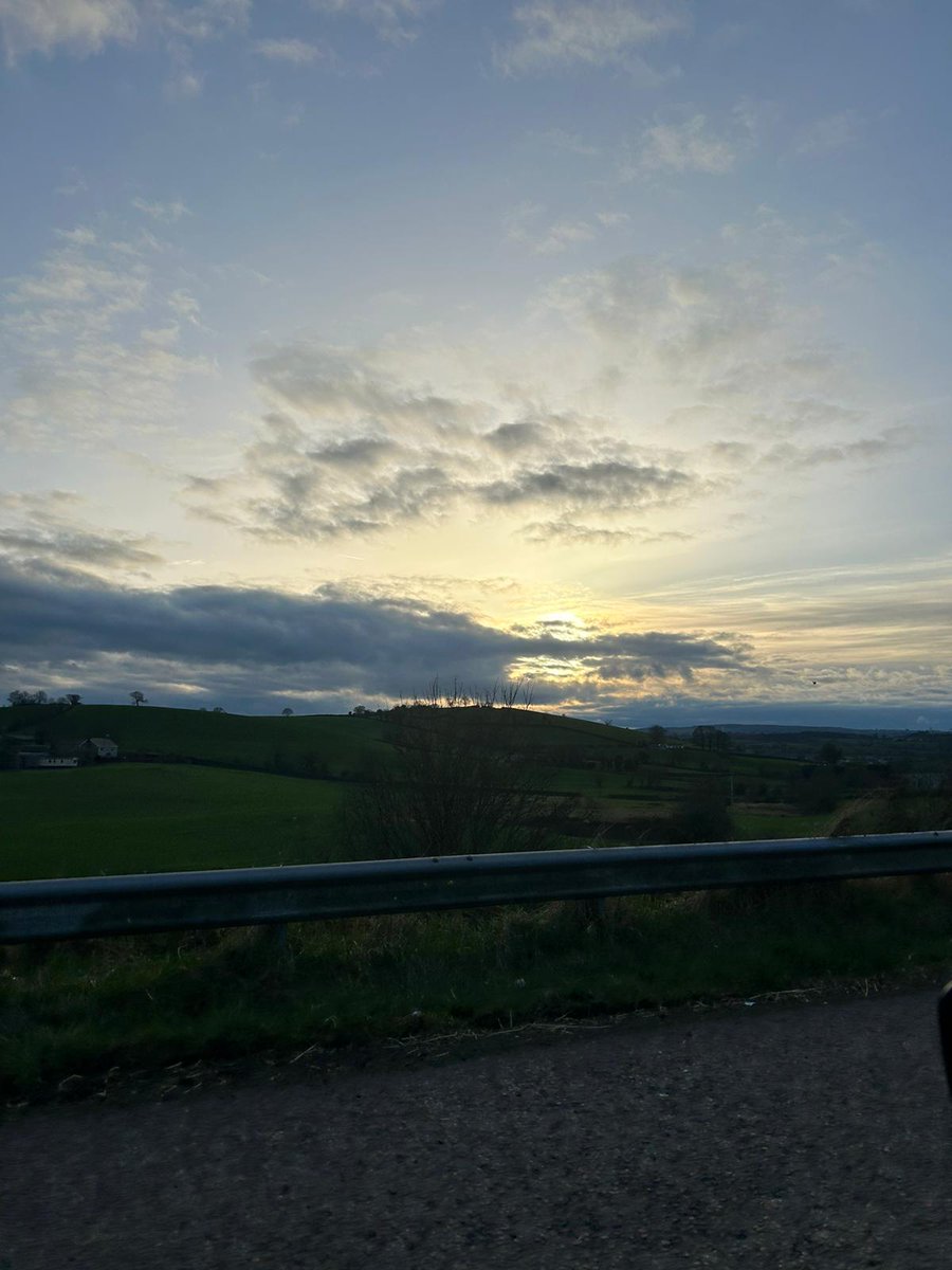 helenmc46972890's tweet photo. Gorgeous evening #quarestretch https://t.co/mPxweWRAbn