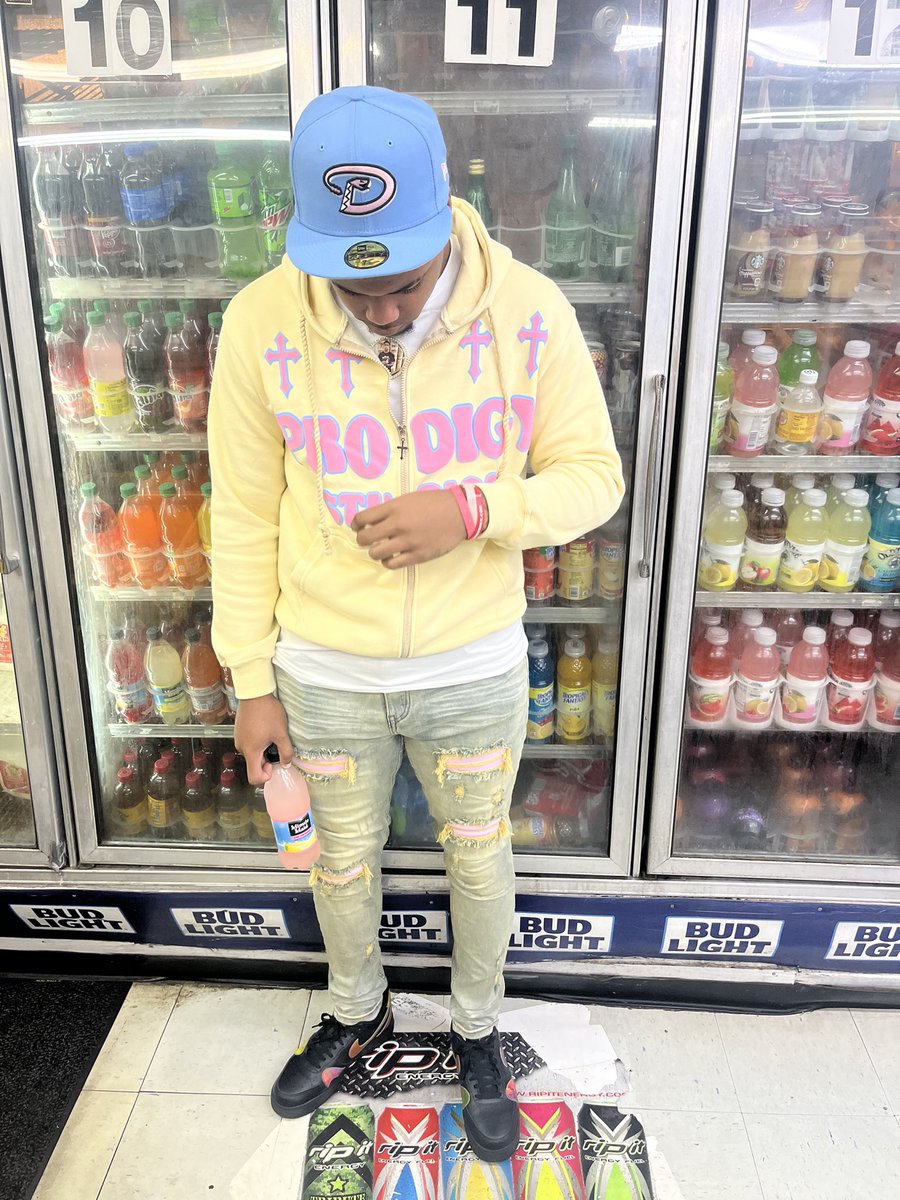Ronn2T's tweet photo. pockets large , but I still grind like ion got shit🀄️.. #HAPPYMARDIGRAS💜 #restdamob #freedamob https://t.co/epz4rWZQc5