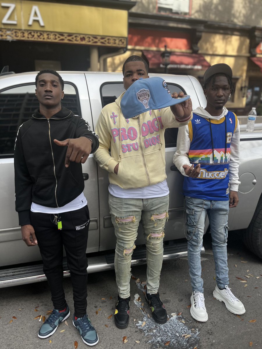 Ronn2T's tweet photo. pockets large , but I still grind like ion got shit🀄️.. #HAPPYMARDIGRAS💜 #restdamob #freedamob https://t.co/epz4rWZQc5