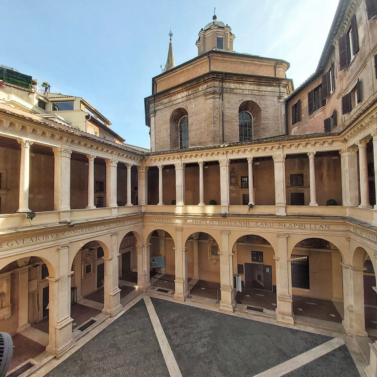 Roma seyahatinizde Navona Meydanı'nı gezdikten sonra, hemen arka sokaktaki Chiostro del Bramante olarak bilinen manastırı ziyaret edin. Üst katta dinlenirken, kahvenizi yudumlayın. Çıkışta, yandaki kilisede Raffaello'nun fresklerini görün.
.
#italya #roma