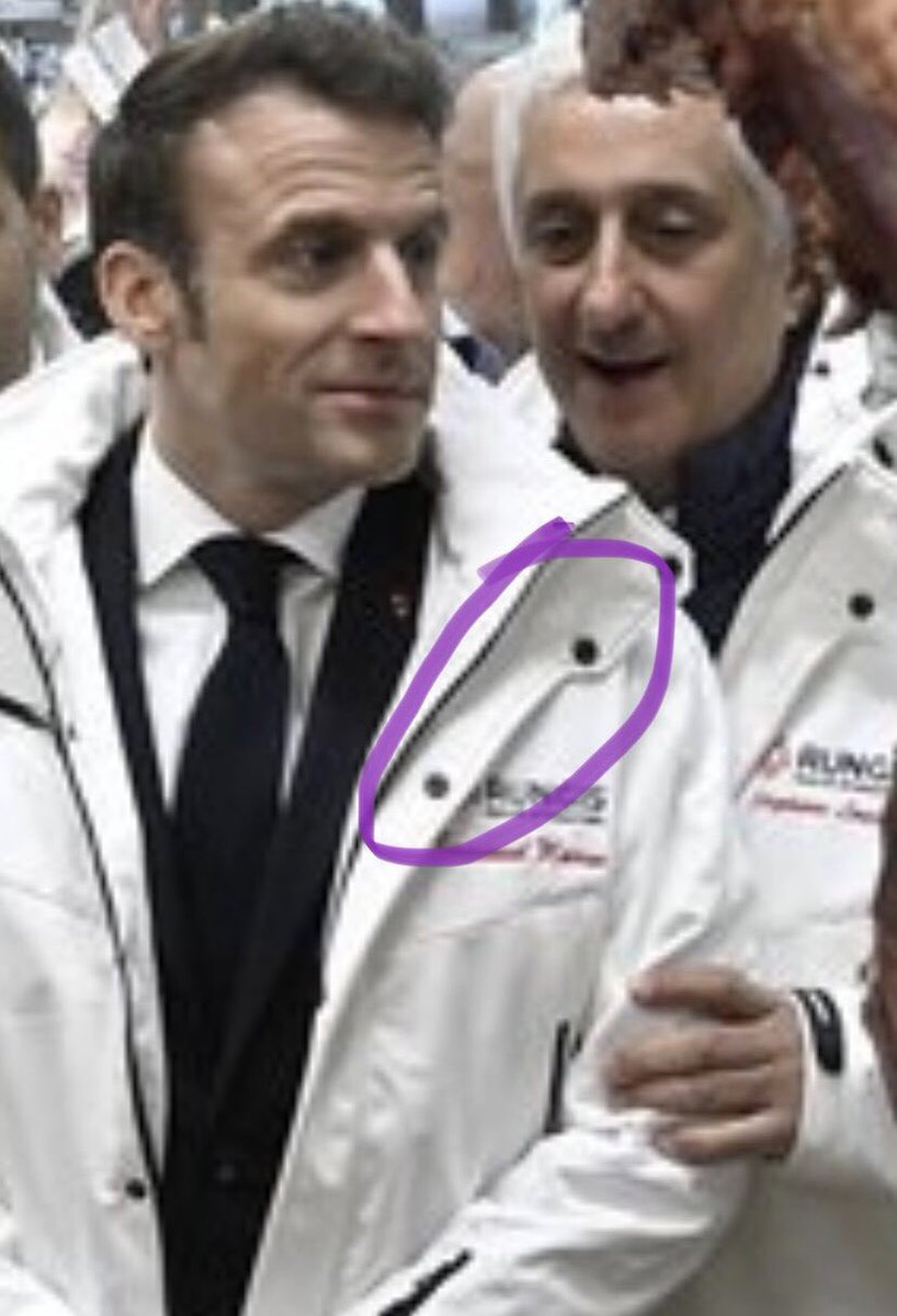 PartiAnimaliste's tweet image. Magique apparition, en cours de visite à #Rungis, d'un pin's « Aimez la viande, mangez en mieux » d’Interbev, sur la veste d’Emmanuel Macron, opportunément devant les caméras !

Vous avez dit lobby ?