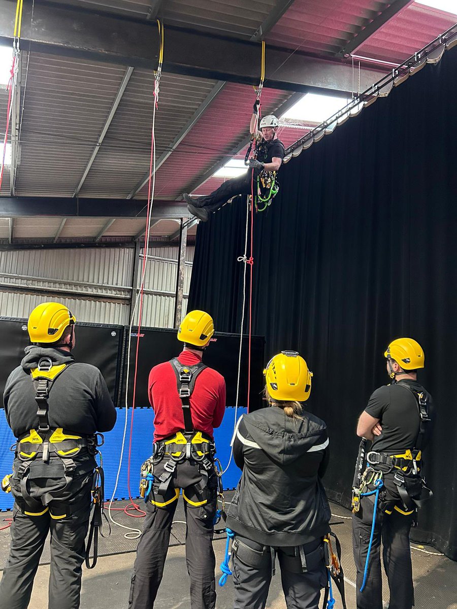 CliveBushMInSTR's tweet photo. Day two for the new students 💪🏻 - passing knots - R2R - simple rigging - avoiding abrasions - #moreefficacy #everymovecount 👍🏻💪🏻✅ @EssexPoliceUK @Petzl https://t.co/ehJhmKZXsX