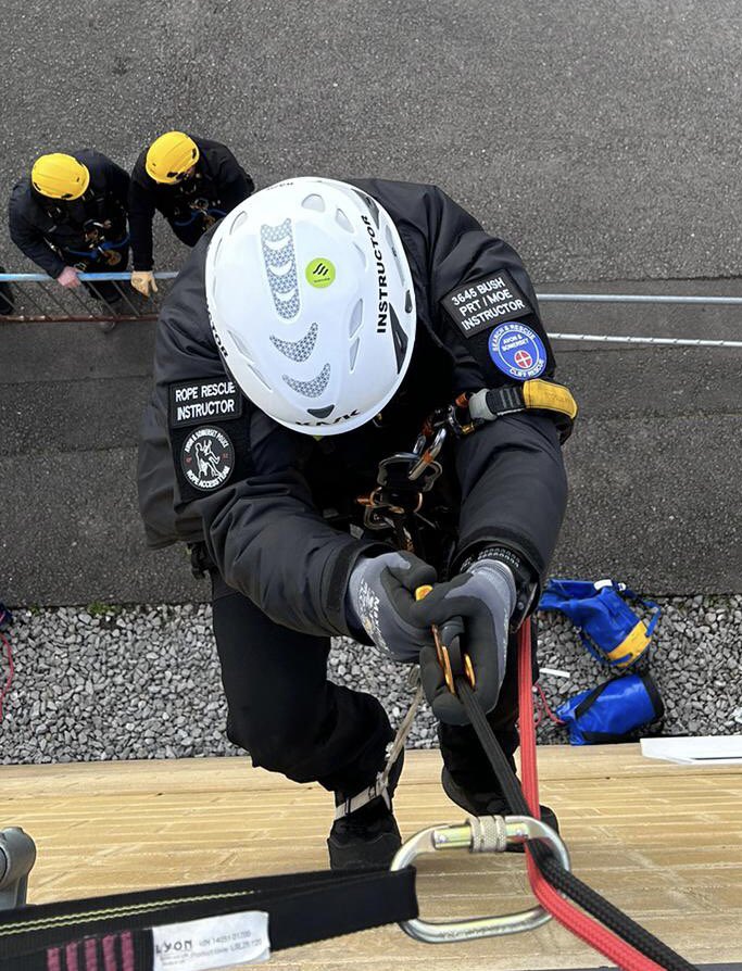 CliveBushMInSTR's tweet photo. Day two for the new students 💪🏻 - passing knots - R2R - simple rigging - avoiding abrasions - #moreefficacy #everymovecount 👍🏻💪🏻✅ @EssexPoliceUK @Petzl https://t.co/ehJhmKZXsX