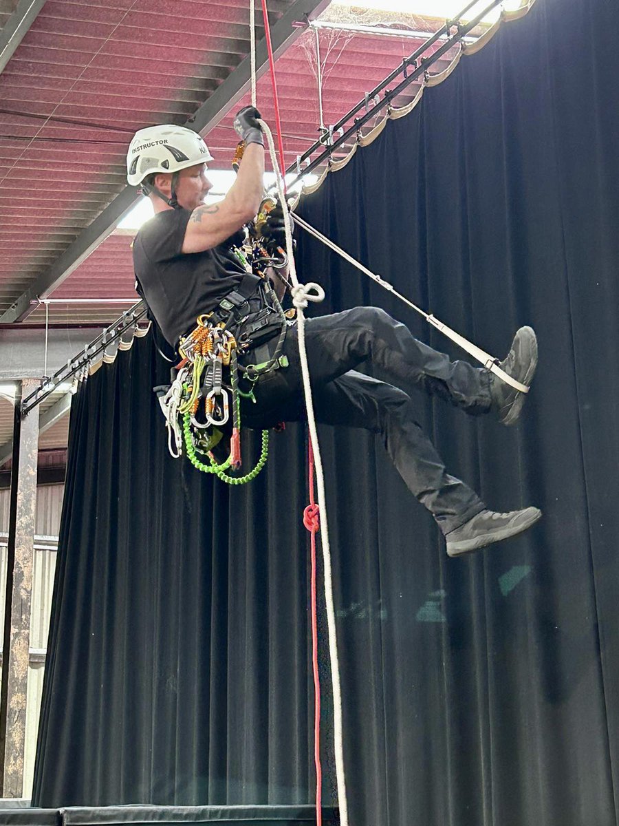 CliveBushMInSTR's tweet photo. Day two for the new students 💪🏻 - passing knots - R2R - simple rigging - avoiding abrasions - #moreefficacy #everymovecount 👍🏻💪🏻✅ @EssexPoliceUK @Petzl https://t.co/ehJhmKZXsX