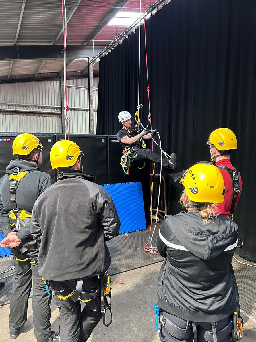 CliveBushMInSTR's tweet photo. Day two for the new students 💪🏻 - passing knots - R2R - simple rigging - avoiding abrasions - #moreefficacy #everymovecount 👍🏻💪🏻✅ @EssexPoliceUK @Petzl https://t.co/ehJhmKZXsX