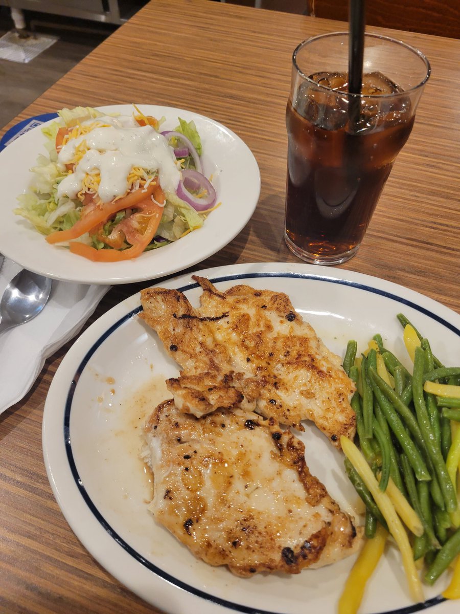 Simpkins_EDC's tweet photo. LUNCH TIME!!!.  what's on your radar today?

#Foodie #LunchTime #chicken #Grilled #Salad #HealthyFood #healthylife #Vegetable #truckstop #trucker #TruckDriver https://t.co/2UPJc5Klnx