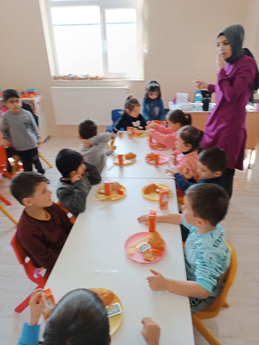 ...Allahımıza Hamd olsun. Vatanımız Milletimiz varolsun...Afiyet olsun... Milli Eğitim Bakanlığımızın Başlattığı "Ücretsiz Yemek" uygulamasına dualarla başladık. <a href="/Korkmazemin49/">Mehmet Emin KORKMAZ</a> @fikretdag01 <a href="/Ozdenmutluk49/">mutluk özden49</a> <a href="/AhlatIlce/">Ahlat İlçe Milli Eğitim</a>