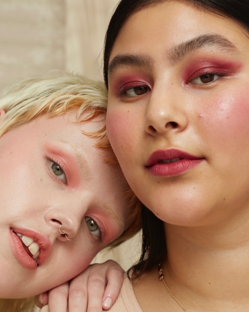 OxfordStreetW1's tweet photo. Freestyle this February because it's time to get creative with the all new @TheBodyShop Colour Pigments 🌸🌺
This multi-purpose makeup heroine gives lips, cheeks and eyes that perfect spring blush in a variety of fun, flattering shades!
#OxfordStreet #NaturalMake #TheBodyShop https://t.co/tttN8gHYZ0