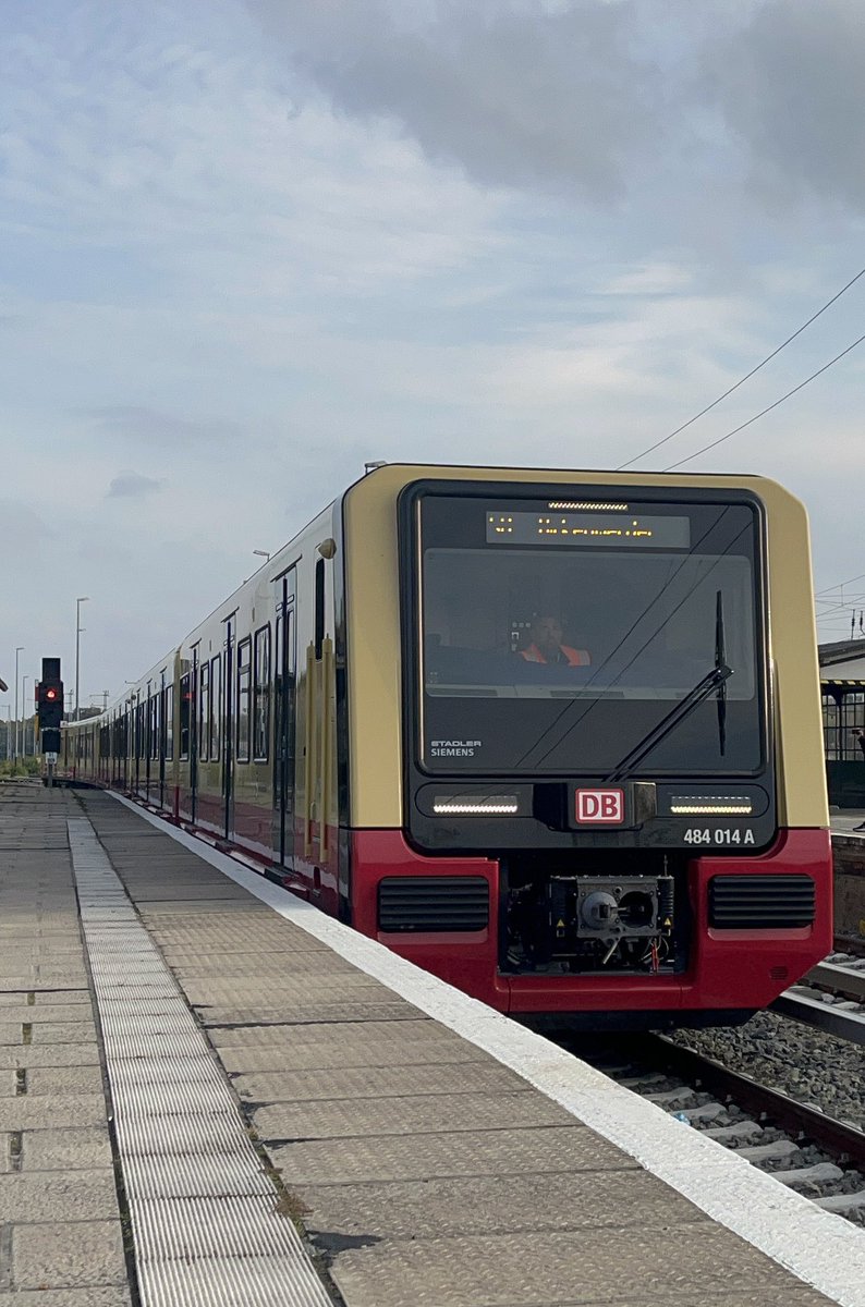 Ersatzbus's tweet photo. Am 13.Oktober.2022 kurz nach 17:00Uhr: Bereitstellung des ersten Zuges der Baureihe 483/484 für die S-Bahnlinie S8 die planmäßig zwischen Wildau/Grünau <> Blankenburg/Birkenwerder fährt. 

#deinesbahnberlin #br483 #br484 #grünau #bereitstellung https://t.co/6FJo8hsNRV