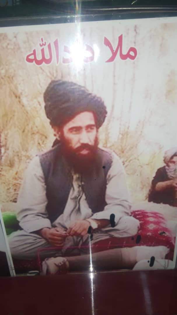 ************************************
اتل شـ.ـهيـ.ـد نه مي عجيبي نښـــــانې پــاتي دي
له ننګ غيرت څخه يې ډکي کارنـــــامې پاتي دي

چي په تش لاس يې پرمختللې ناټوګۍ ماته کړه
د تـاريخ زړه کي يې عجيبي معــــــرکې پاتي دي
************************************