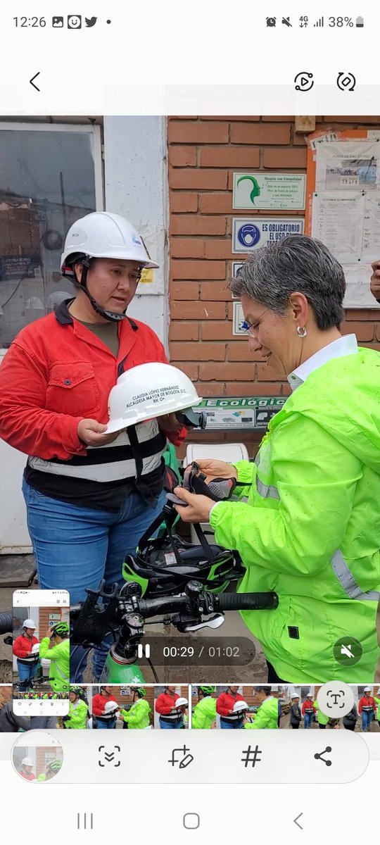 integracionbta's tweet photo. #AEstaHora la alcaldesa @ClaudiaLopez y la secretaria @MarBarraquer hacen recorrido en la megaobra del Centro de Desarrollo Comunitario María Goretti en Barrios Unidos.

Aidee, trabajadora de la obra hizo entrega del casco de protección a la alcaldesa.

#JuntosCuidamosBogotá https://t.co/gIzXYSNNW9