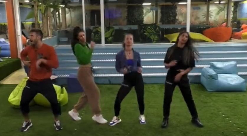 _maariposaa_'s tweet photo. Loro ballando sui fegati degli haters 💃🏻 

#gfvip #nikiters #donnalisi https://t.co/4ZQ5N18JZ2
