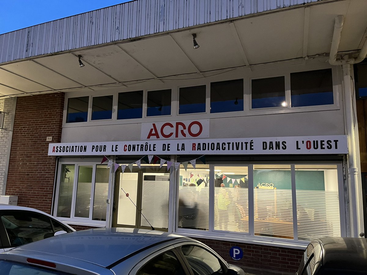 GuillaumeHache's tweet photo. Inauguration ce soir des nouveaux locaux de l’@__ACRO__ , association effectuant des mesures indépendantes et citoyennes de la radioactivité.
L’information qu’elle diffuse est précieuse et indispensable, adhérez ou faites un don :
https://t.co/EEpqvNCLra https://t.co/l2onJuePjh