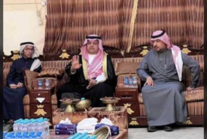 HFR_AJL's tweet photo. سمو محافظ #حفرالباطن الأمير منصور بن محمد بن سعد يقدم واجب العزاء لأسرة مدير فرع المياه المهندس محمد حميد الشمري في وفاته -رحمه الله-. https://t.co/nfAqEYA6Wd