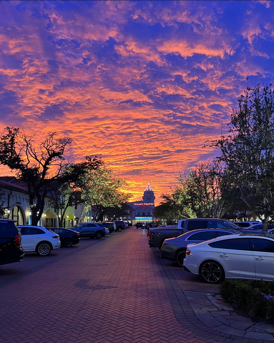 We're still thinking about last night's sunset, aren't y'all? It was absolutely fabulous! #hpvillage 📸: Travis Goff