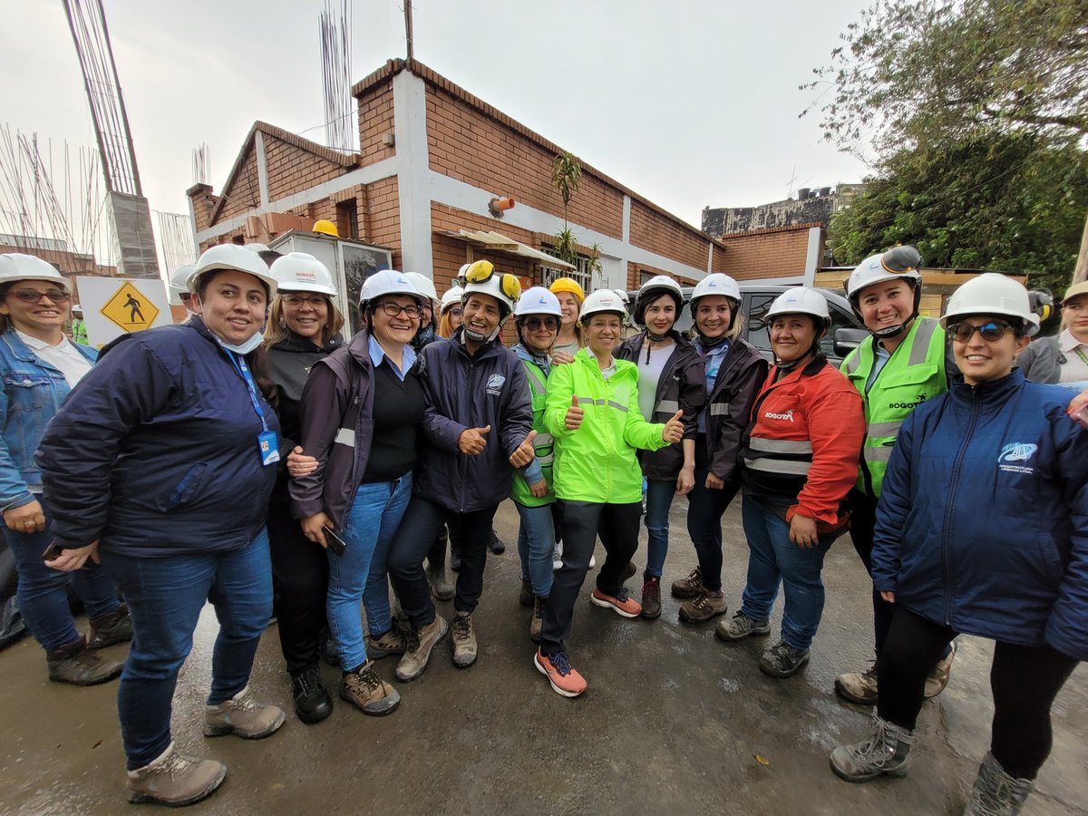 integracionbta's tweet photo. #AEstaHora la alcaldesa @ClaudiaLopez y la secretaria @MarBarraquer hacen recorrido en la megaobra del Centro de Desarrollo Comunitario María Goretti en Barrios Unidos.

Aidee, trabajadora de la obra hizo entrega del casco de protección a la alcaldesa.

#JuntosCuidamosBogotá https://t.co/gIzXYSNNW9