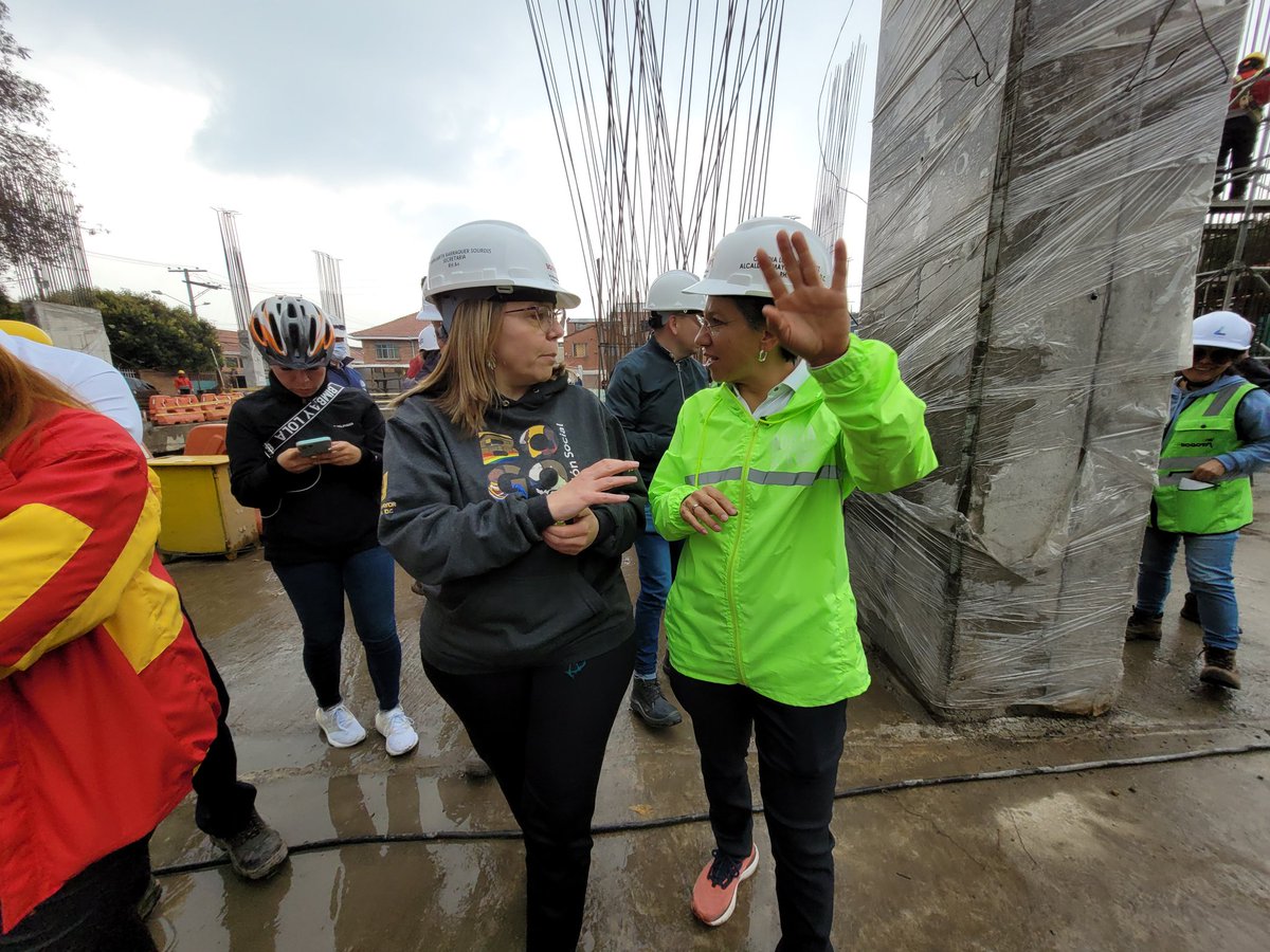 #AEstaHora la alcaldesa <a href="/ClaudiaLopez/">Claudia López Hernández</a> y la secretaria <a href="/MarBarraquer/">Margarita Barraquer Sourdis</a> hacen recorrido en la megaobra del Centro de Desarrollo Comunitario María Goretti en Barrios Unidos.

Aidee, trabajadora de la obra hizo entrega del casco de protección a la alcaldesa.

#JuntosCuidamosBogotá
