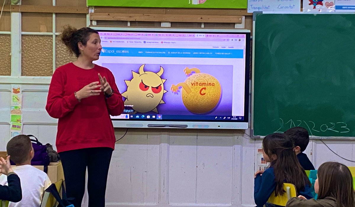 belen_carrascon's tweet photo. Quina sort tenir famílies expertes en l’àmbit de la salut que ens fan entendre millor per què és important la higiene,menjar saludable i tenir cura del cos per prevenir les lesions. Projecte Let’s move en marxa🍎🏃🏼‍♀️ #JEStGervasi @Alba8610 @gatzaraeduca #3rPIN @JesuitesEdu https://t.co/9wgbyqvDJy