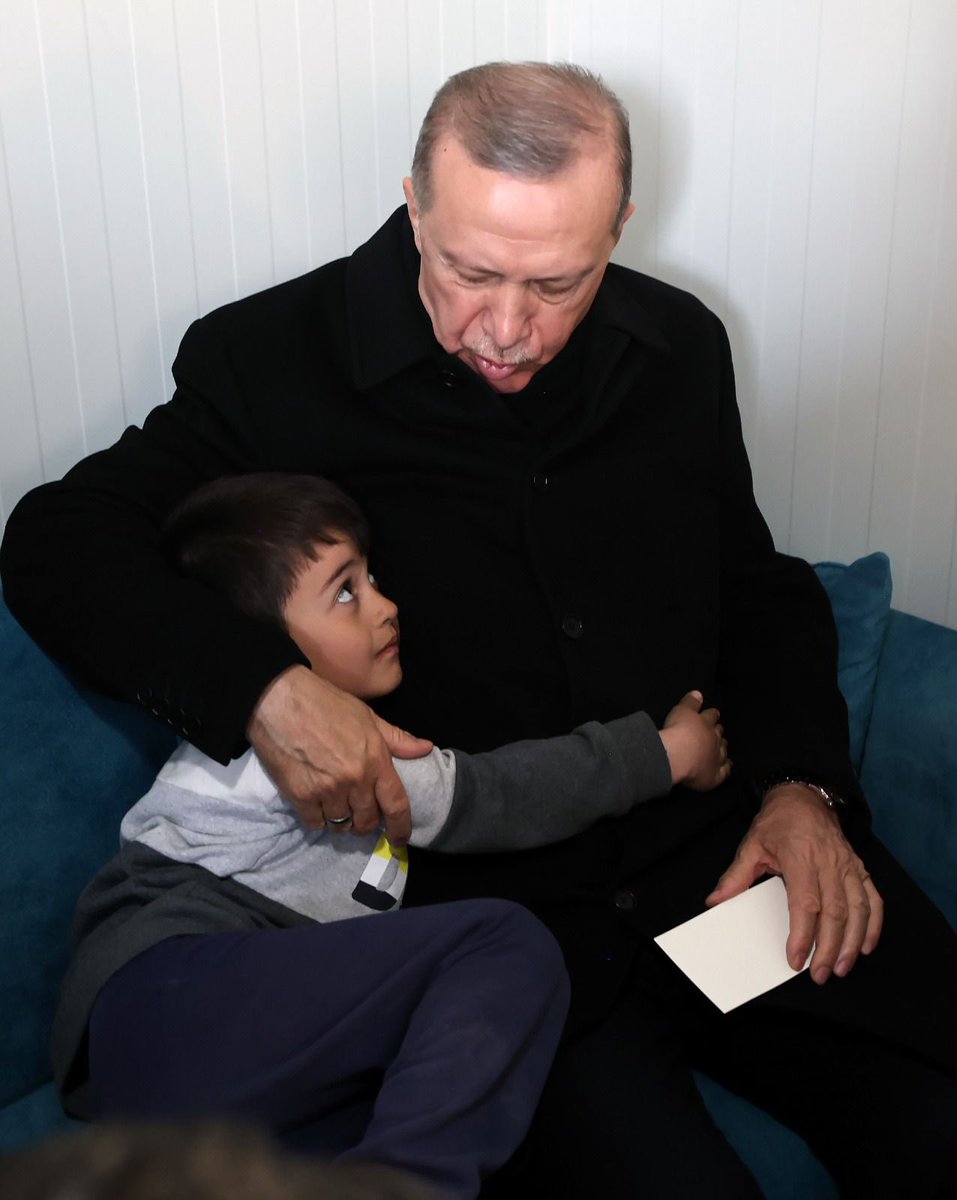 Güven ve sevgi..
<a href="/RTErdogan/">Recep Tayyip Erdoğan</a>

📍Gaziantep