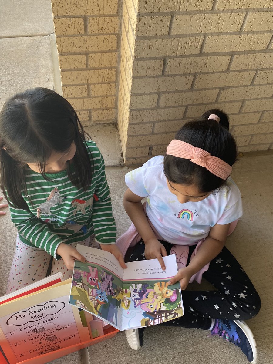 WeinkeLara's tweet image. Practicing our Avid Reading skills with partners in this gorgeous weather. ☀️ @HospElementary #kindervibes