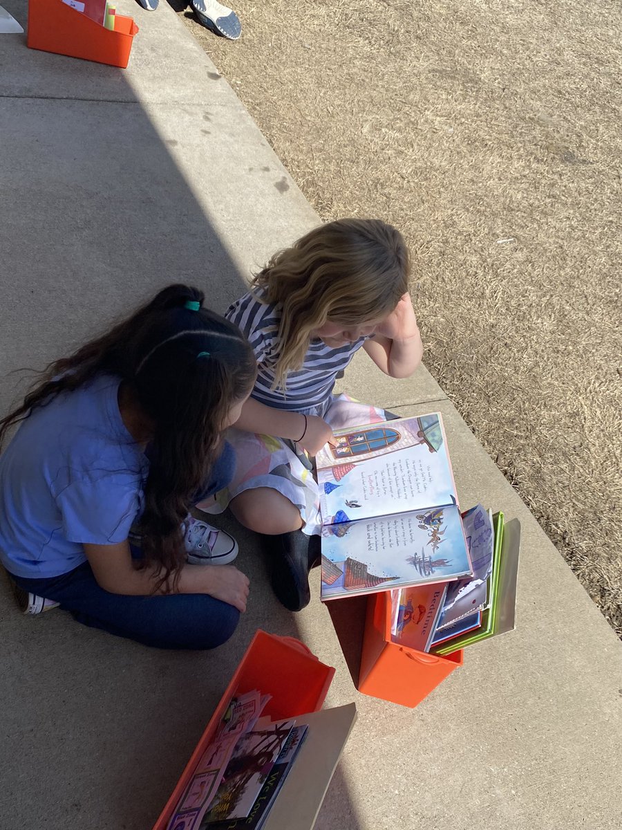 WeinkeLara's tweet image. Practicing our Avid Reading skills with partners in this gorgeous weather. ☀️ @HospElementary #kindervibes