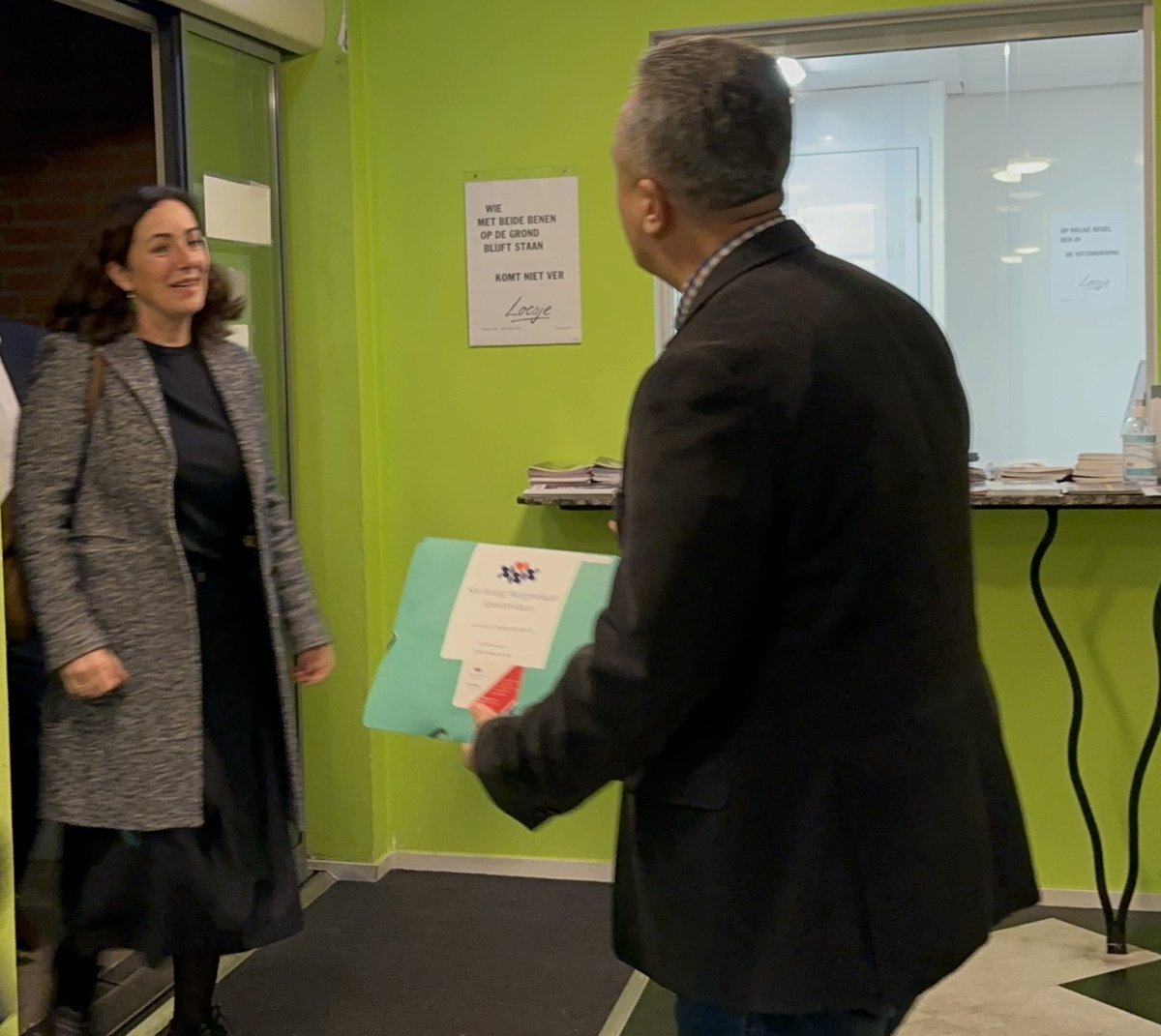 BasriDogan68's tweet photo. Amsterdam Belediye Başkanımız Femke Halsema’ya Bu gün Amsterdam Dam Meydanında Türkiye ve Suriye’de depremde hayatını kaybedenler için yardım kermesi düzenlenme izni vermesinden dolayı teşekkür ettik. Halsema’ya Burgerhart Amsterdam çalışma dosyamızı takdim ettik. Teşekkür etti. https://t.co/veh6lEA4B3