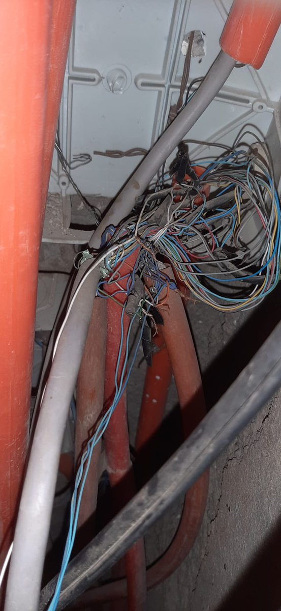 fouadhousni's tweet photo. Nous sommes bien en 2023, n'est-ce pas ?
Alors comment expliquer qu'une entreprise comme @Maroc_Telecom, encore une fois, n'accorde que si peu de qualité et de respect des standards dans ses installations téléphoniques...? https://t.co/TvGtz6HSwE