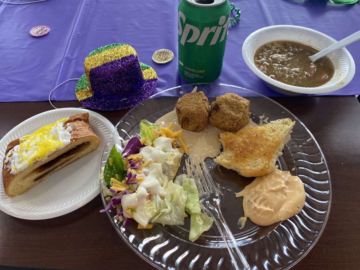 SraCastilloWMS's tweet photo. Delicious treat we got today at @HumbleISD_WMS !!! 💜💚💛 Thank you!! 😋 https://t.co/hoDam2c7ls