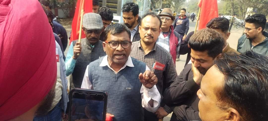 prem_sonker's tweet photo. @RailMinIndia @ShivaGopalMish1     सरकार नई पेंशन निति पर करे पुनर्विचार, पुरानी पेंशन देकर रेल कर्मचारियों का जीते विश्वास ! कर्मचारीवर्ग उच्च क्वालिटी व ज्यादा उत्पादन देकर कर रहे देश के नवनिर्माण का कार्य, GDP में हो रहा गुणात्मक इजाफा ! https://t.co/RHSS11EdAo