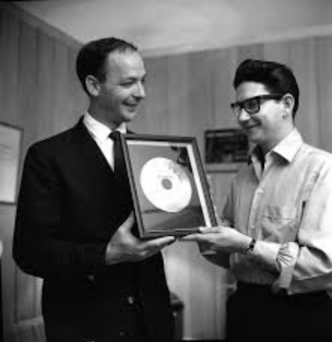 ROYORBISON's tweet photo. Yesterday was the 4th anniversary of the death of Fred Foster. He started Monument Records in 1958 & signed Roy Orbison to his independent label. He produced Roy's monster hits with Monument, from "Only the Lonely" to "Oh, Pretty Woman."
#fredfoster #royorbison #monumentrecords https://t.co/XbypVqRyLl