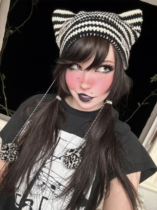 If ghosts are real then why aren't they trying to fuck me? 👻 https://t.co/n5u5Vdm4Li