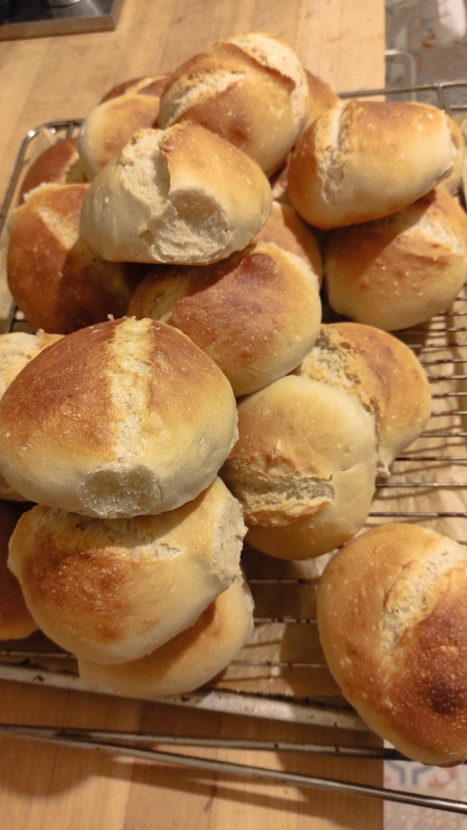 newborl's tweet image. Das sollte ein paar Tage reichen. #bakingbread