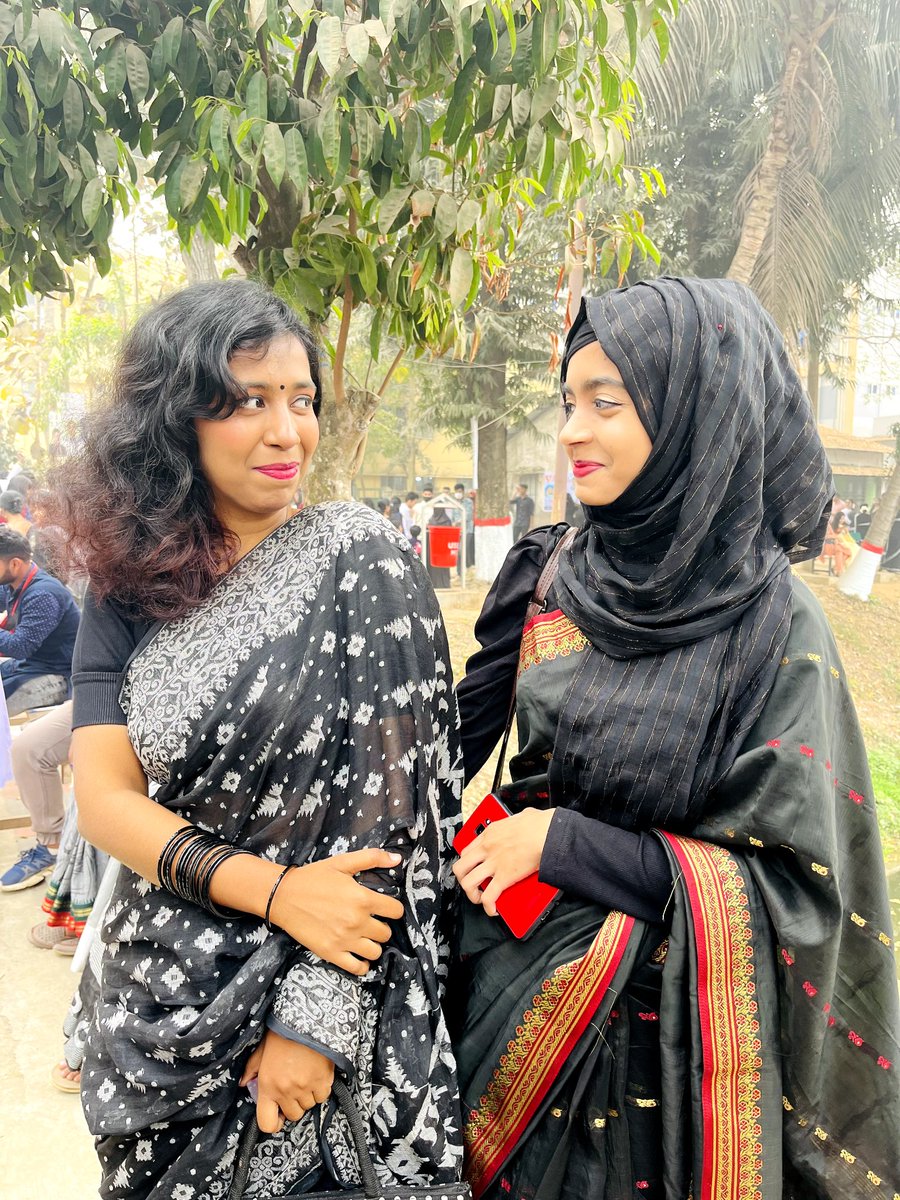 freelancersara3's tweet photo. 🖤🖤🖤
.
.
.
#photography #photoshoot #instaphoto #instamood #sareelover #internationalmotherlanguageday #hijabquotes #blacklove #friendshipgoals #foreverproud #greatday #TwitterFiles #worktime https://t.co/3nPy0aOK2Z