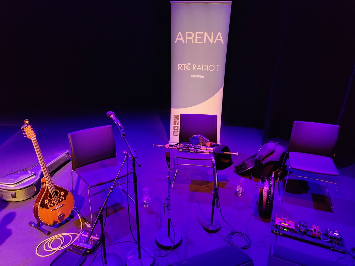 Coming up from 7pm on @RTERadio1 @RTEArena - myself, @daoiri and @TheBodhranBuzz live from the @PavilionTheatre in Dun Laoghaire.
#irishmusic #irishradio