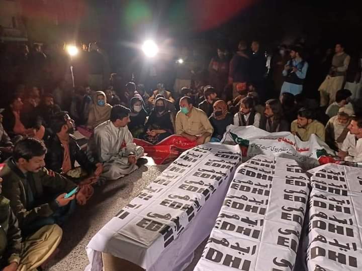 NaseebKhanMand3's tweet photo. بلوچستان میں ظلم کیخلاف میتوں کو بھی مزاحمت کرنی پڑتی ہیں.
#قاتل_سردار_کوگرفتارکرو https://t.co/sTx0SpyrOz