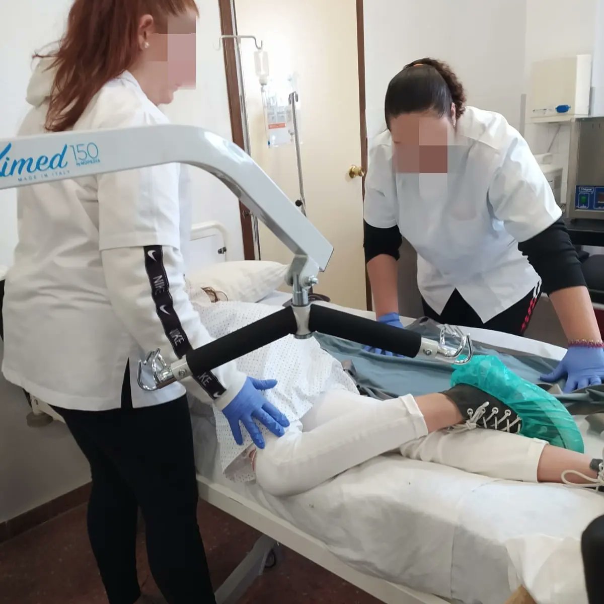 IesSanidad's tweet photo. Profesorado y alumnado de #TCAE recibe a centros de #Antequera y Comarca. Les muestran técnicas y material sanitario para el cuidado del paciente. @IColegiales @FPAndaluza @AytoAntequera @ana_artacho @RosaliaGF1 @marzomlgamez #FP #Sanidad #FPpública https://t.co/3e3AVF4f3Z