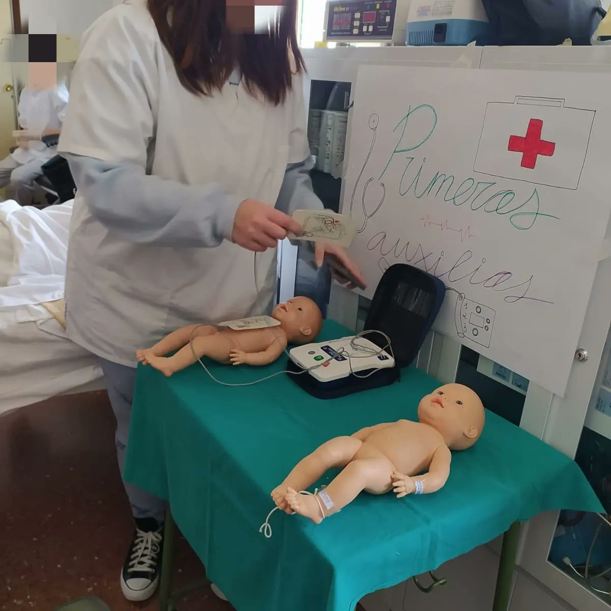IesSanidad's tweet photo. Profesorado y alumnado de #TCAE recibe a centros de #Antequera y Comarca. Les muestran técnicas y material sanitario para el cuidado del paciente. @IColegiales @FPAndaluza @AytoAntequera @ana_artacho @RosaliaGF1 @marzomlgamez #FP #Sanidad #FPpública https://t.co/3e3AVF4f3Z