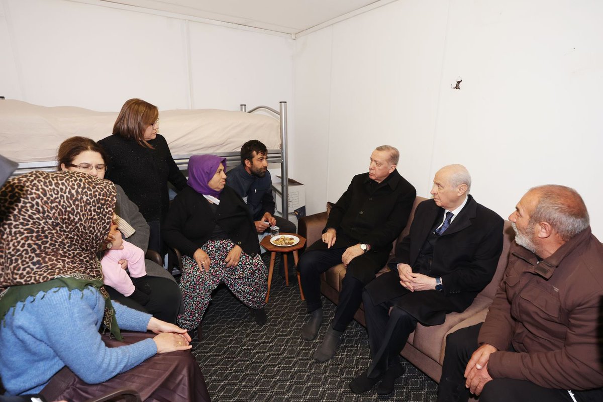 ayyildirim1's tweet photo. Cumhurbaşkanımız Sayın Recep Tayyip Erdoğan ve Liderimiz Sayın Devlet Bahçeli, Gaziantep'in İslahiye ilçesindeki depremzedeleri ziyaret etti. https://t.co/8pjym9OGRp