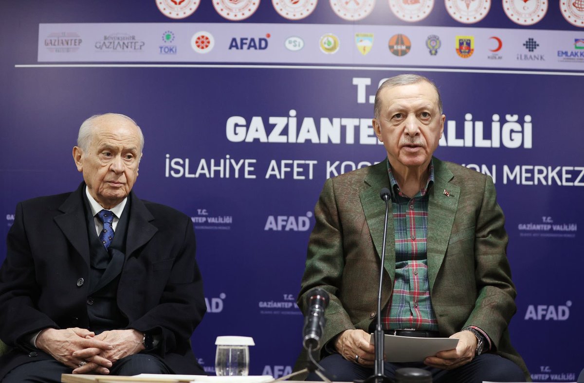 ayyildirim1's tweet photo. Cumhurbaşkanımız Sayın Recep Tayyip Erdoğan ve Liderimiz Sayın Devlet Bahçeli, Gaziantep'in İslahiye ilçesindeki depremzedeleri ziyaret etti. https://t.co/8pjym9OGRp